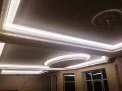натяжной потолок световые линии